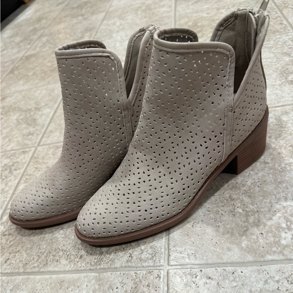 Source Unknown Beige Perforated Ankle Booties